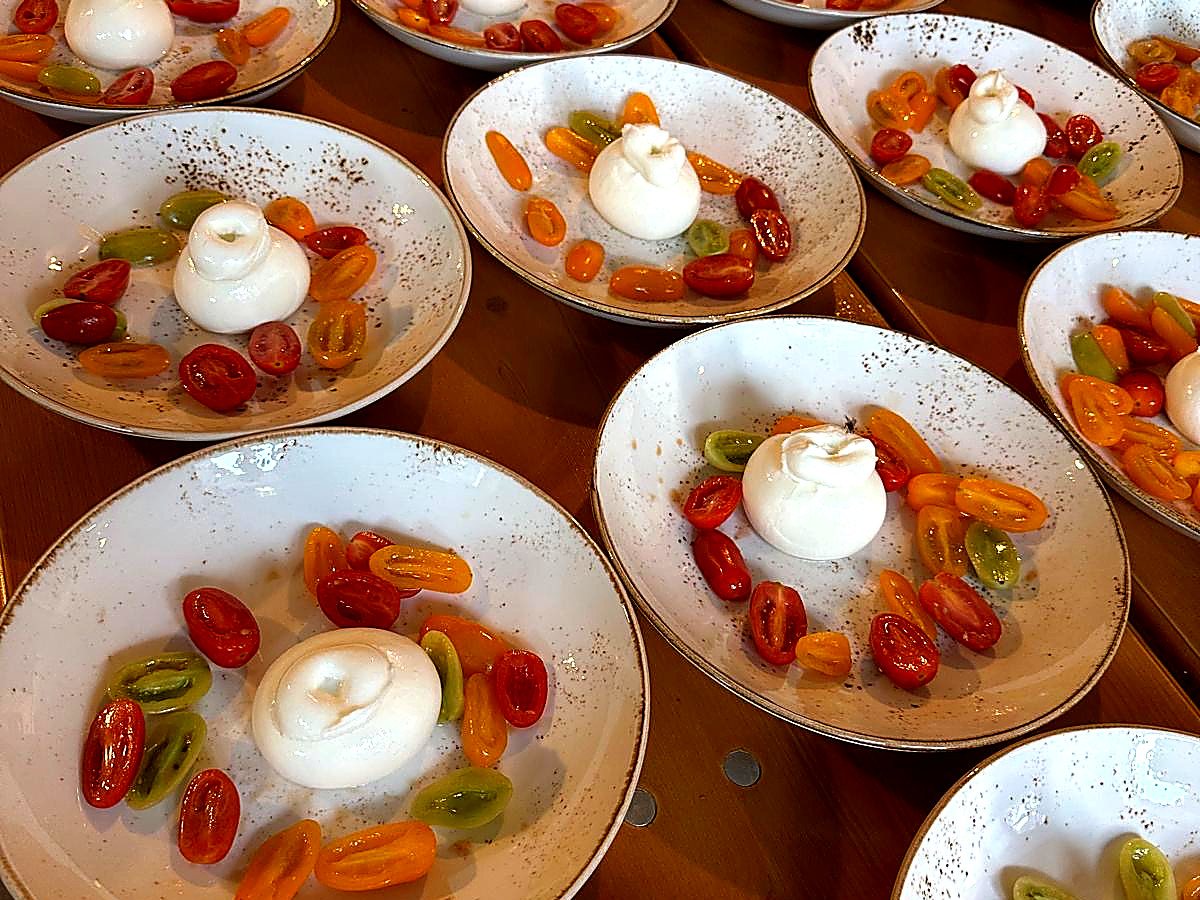 Angerichtete Vorspeisenteller mit Burrata und bunten Kirschtomaten