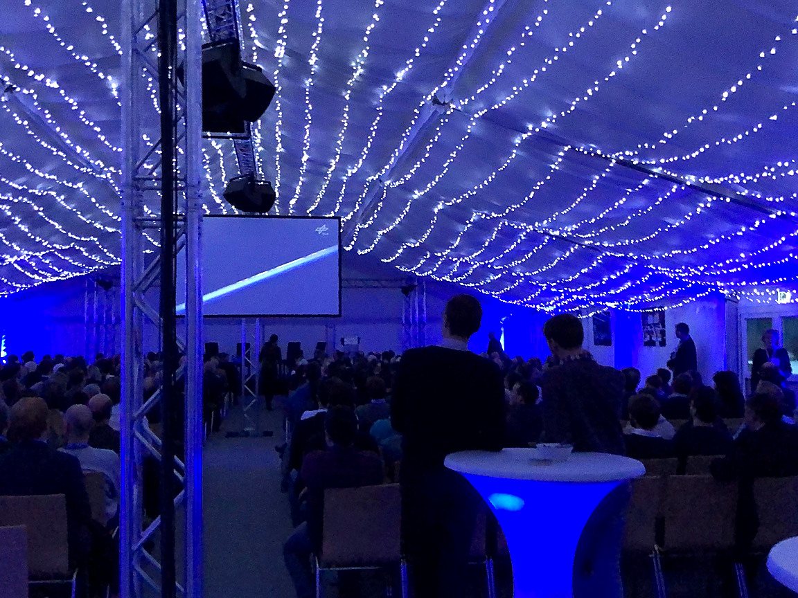Eventzelt mit Lichterkettenhimmel und blauer Ambientebeleuchtung