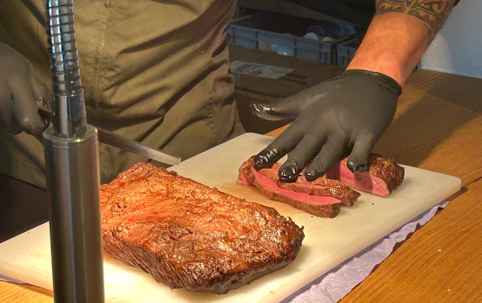 Rinderbraten wird an der Tranchierstation frisch aufgeschnitten