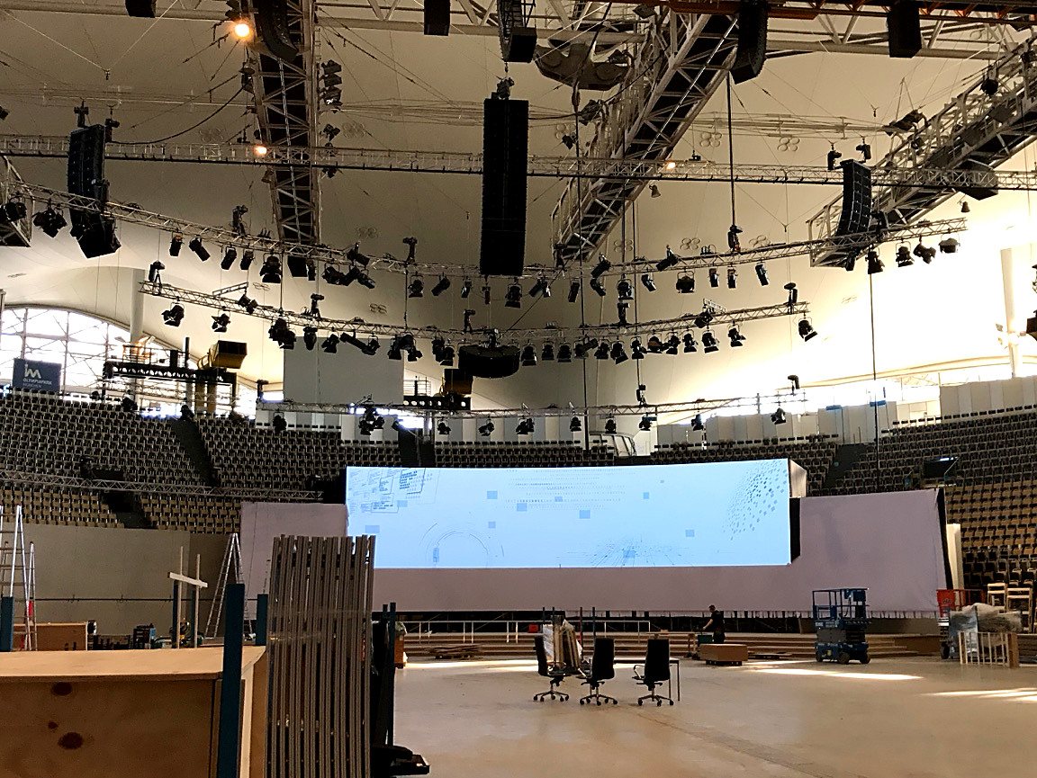 Arena im Aufbau mit LED-Wand, Traversen und Tribünen