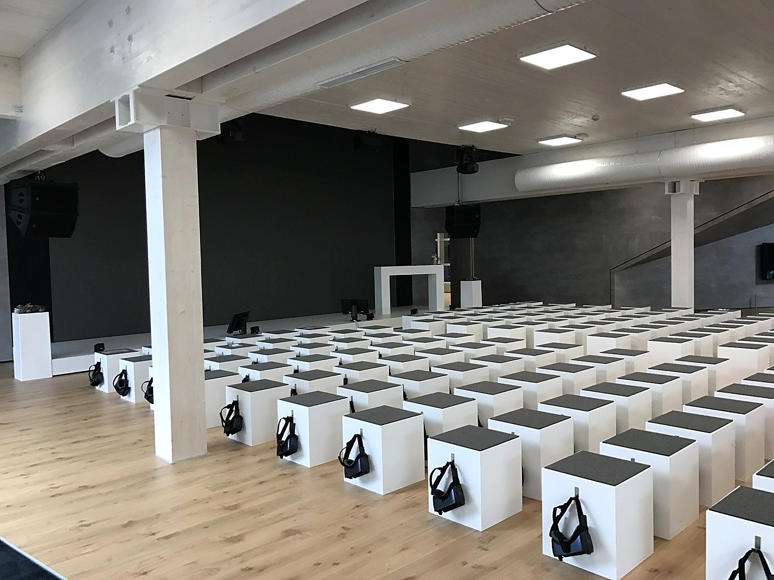 Moderne Halle mit Reihen weißer Sitzwürfel