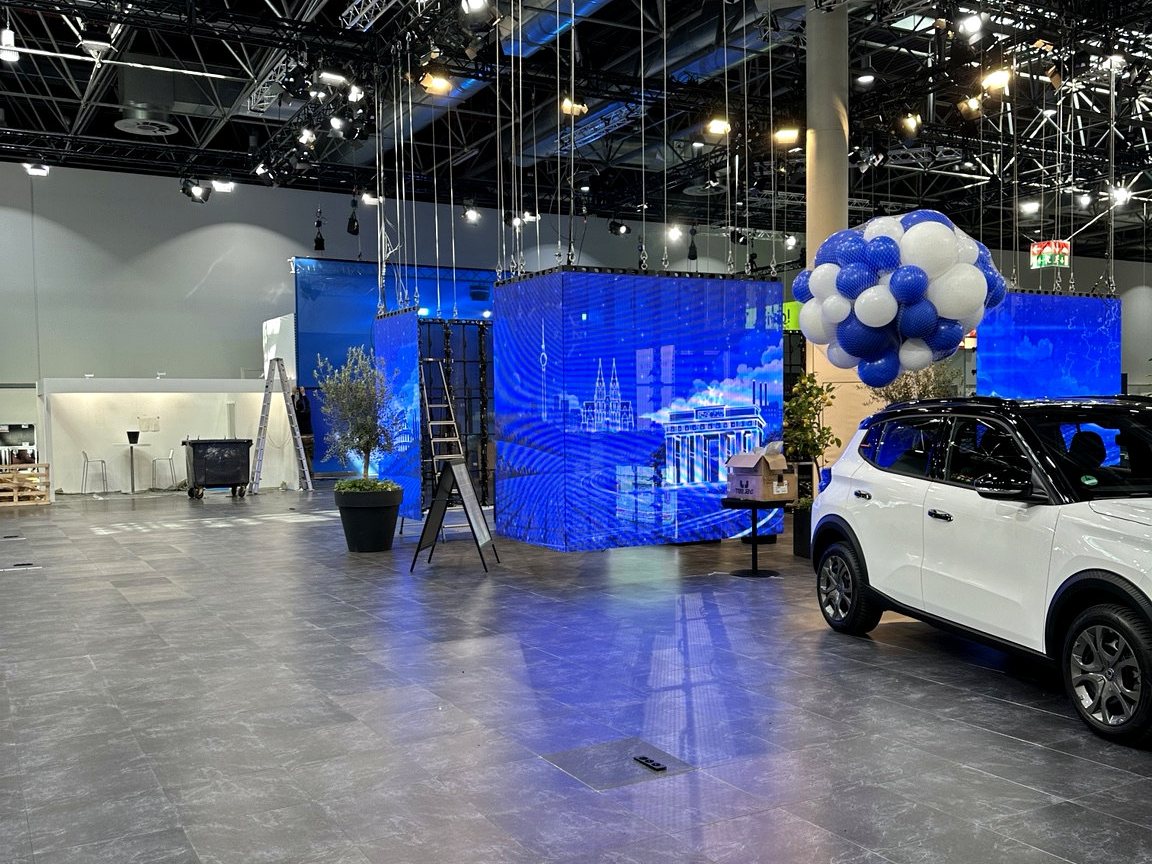 Messestand im Aufbau mit LED-Würfeln und Ballontraube
